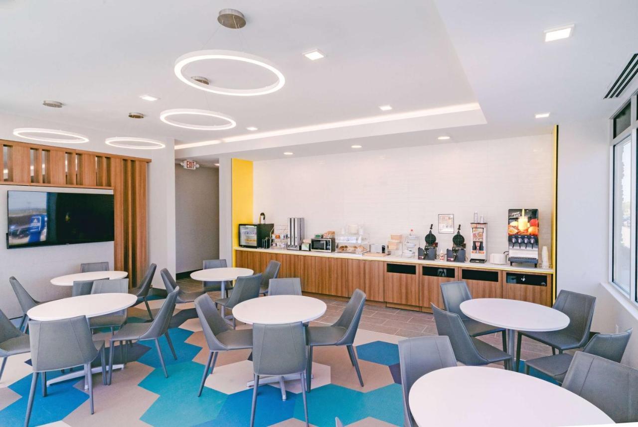 Microtel Inn & Suites By Wyndham Macedon Eksteriør billede